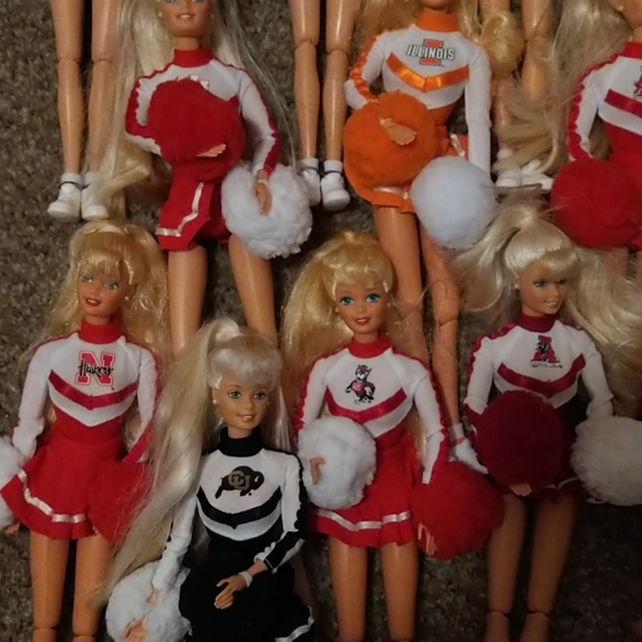 26 College cheerleading Barbies - Picture 14 of 15
